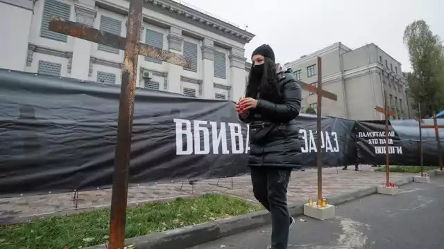 Un activista ucraniano se disponía a colocar una vela frente a la embajada de Rusia en Kiev.  EFE/EPA/SERGEY DOLZHENKO
