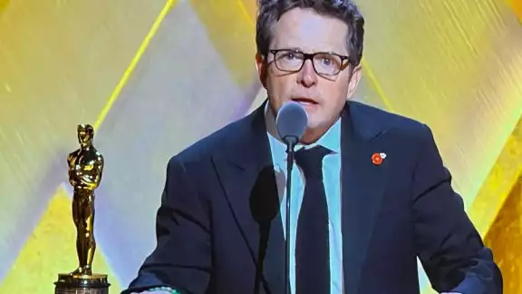 Michael J. Fox recibe un Oscar honorífico por su trabajo humanitario