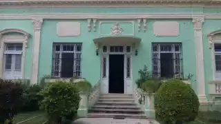 El cenote se encuentra dentro de un edificio