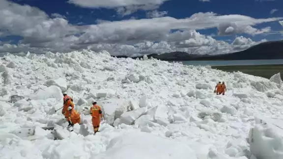 Fueron mil rescatistas los que participaron en la búsqueda luego de la avalancha en el Tíbet Fueron mil rescatistas los que participaron en la búsqueda luego de la avalancha en el Tíbet