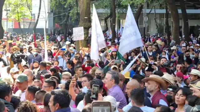 Marcelo Ebrard sufrió un escupitajo durante la marcha