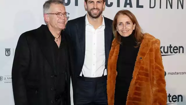 Piqué y sus padres, ya sin Shakira en las alfombras rojas. Foto: Especial
