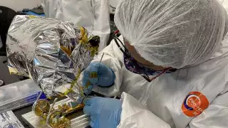 Especialistas trabajando con un microrrobot. Foto: Cortesía UNAM