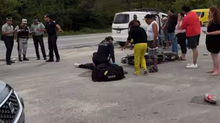 Pareja de motociclistas se impacta contra camioneta en autopista Mérida-Cancún