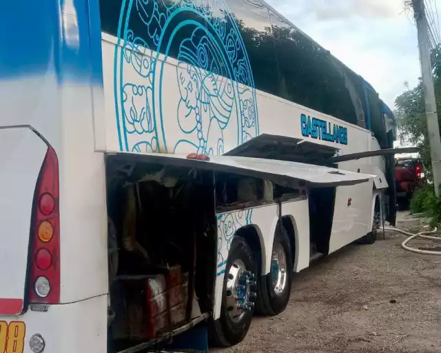 Se registró un incendio en fase incipiente dentro de un autobús de pasajeros en el bulevar Colosio, en Cancún.