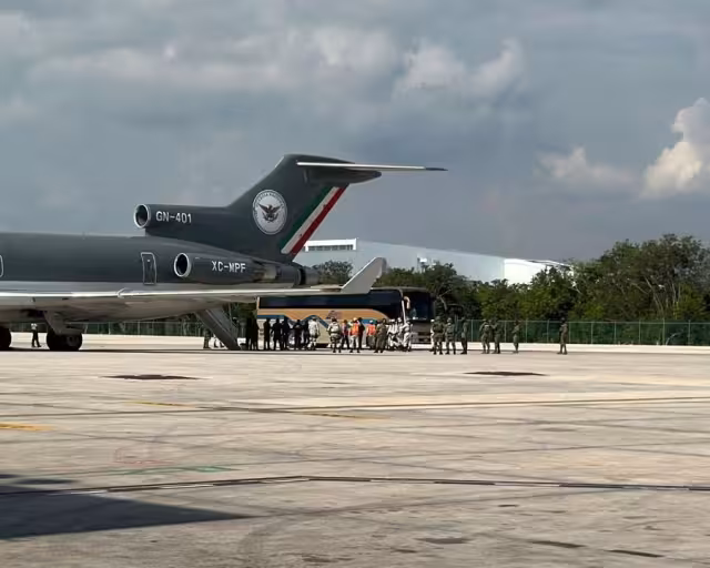 En total fueron trasladadas 27 mujeres y 27 hombres del Centro Penitenciario de Cancún y una persona más en el cereso de Playa del Carmen