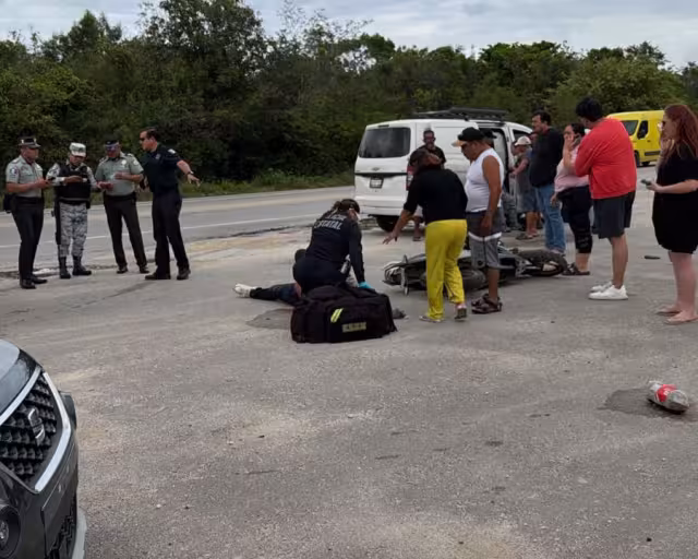 Automovilistas auxiliaron a los motociclistas mientras llegaban los cuerpos de emergencia