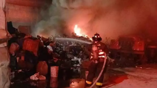 Testigos señalaron que la explosión se escuchó a varias cuadras de distancia antes de ver la columna de humo