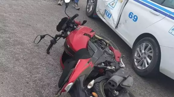 El motociclista fue valorado por paramédicos de Chetumal luego de terminar en el pavimento tras el choque causado por un taxista El motociclista fue valorado por paramédicos de Chetumal luego de terminar en el pavimento tras el choque causado por un taxista