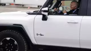 Con el objetivo de promocionar miles de millones en inversiones en vehículos eléctricos, Joe Biden, presidente de Estados Unidos, se subió a un Hummer eléctrico