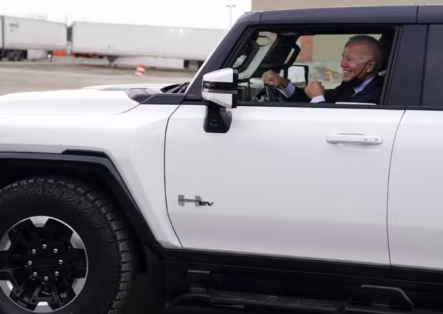 Con el objetivo de promocionar miles de millones en inversiones en vehículos eléctricos, Joe Biden, presidente de Estados Unidos, se subió a un Hummer eléctrico