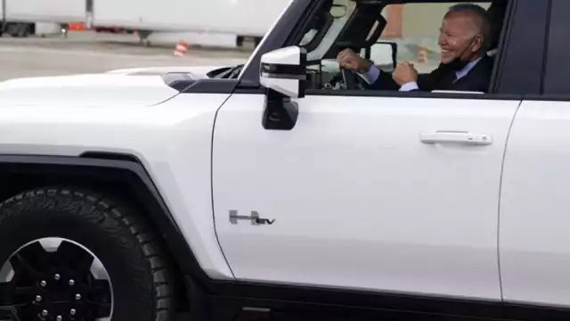 Con el objetivo de promocionar miles de millones en inversiones en vehículos eléctricos, Joe Biden, presidente de Estados Unidos, se subió a un Hummer eléctrico