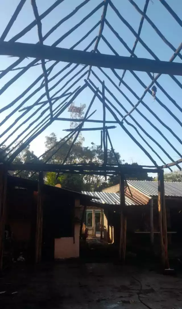 De acuerdo con bomberos, el incendio, al parecer, se debió a un corto circuito en uno de los cables de la instalación eléctrica