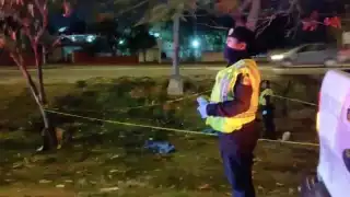 Socorristas lograron reanimar al ciclista y lo trasladan con vida a un hospital