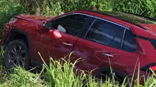 Mujer impacta su camioneta contra un árbol en el tramo federal José María Morelos-Polyuc