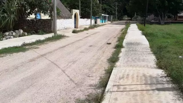 Hay personas que se reúnen para embriagarse en esos negocios