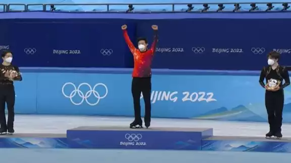 Nathan Chan se subió al podio por su gran actuación. Foto: Captura de pantalla Nathan Chan se subió al podio por su gran actuación. Foto: Captura de pantalla