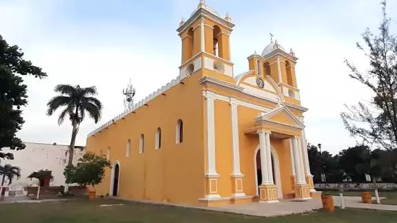 Los ladrones se introdujeron al templo católico, tras romper vidrios
de una bodega, además destruyeron diversos objetos religiosos
