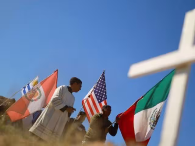 El obispo de Ciudad Juárez, José Guadalupe Torres Campos, encabezó la ceremonia acompañado por el obispo de El Paso, Mark Seitz