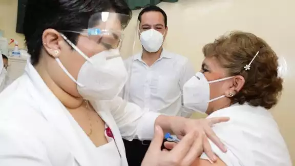 Este día inició el proceso de vacunación en Yucatán