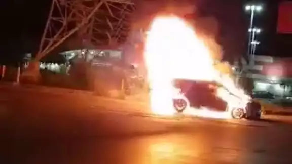 El conductor del vehículo salió ileso, pero la camioneta terminó calcinada tras el siniestro El conductor del vehículo salió ileso, pero la camioneta terminó calcinada tras el siniestro