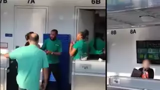 Mujer enloquece en aeropuerto de Chicago, destruye computadora y golpea a empleados