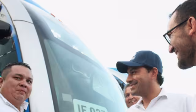 Mauricio Vila estuvo al frente de la entrega de las nuevas unidades en Umán