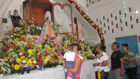 La iglesia permanecerá abierta para que la gente ingrese en orden y por grupos. La iglesia permanecerá abierta para que la gente ingrese en orden y por grupos.