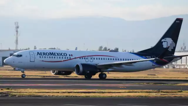 Medios locales reportaron que más de 80 personas viajaban a bordo del avión al momento del incidente