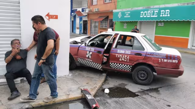 Taxista afectado por choque en el centro de Ciudad del Carmen