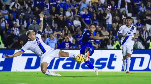 Uriel Antuna dispara al arco de Rayados, ante la marca de Sebastián Vegas