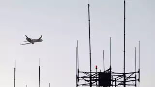 Aerolíneas de EU reducen vuelos por falta de controladores: el cierre del Gobierno provoca caos aéreo