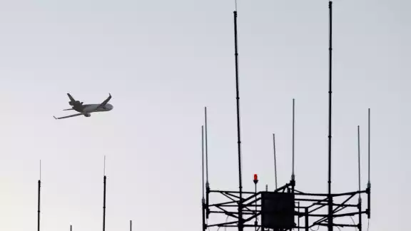 American Airlines informó que, aunque la mayoría de los vuelos seguirán operando, los usuarios deben consultar constantemente el estado de sus viajes