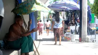 “Caridad": Con 94 años y sin poder hablar español, Juan, abuelito maya pide dinero en El Crucero de Cancún 