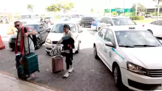 Sector turístico de Quintana Roo planea frente común contra  taxistas del aeropuerto de Cancún por tarifas excesivas