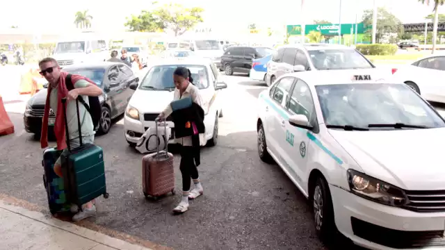 Las quejas de los vacacionistas son una constante desde hace tiempo en el recinto aéreo, por los excesos de los transportistas