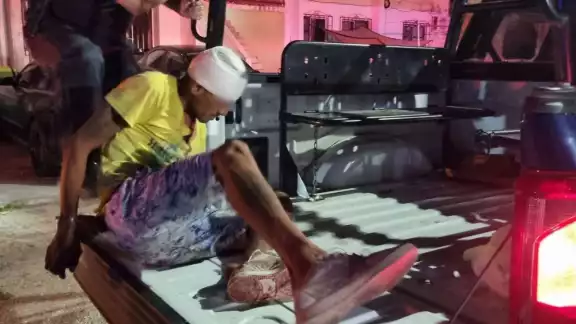 El presunto ladrón fue atacado a golpes, por lo que sufrió heridas en la cabeza El presunto ladrón fue atacado a golpes, por lo que sufrió heridas en la cabeza