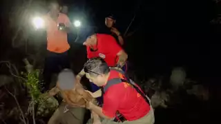 Hombre cae en laguna, bomberos de Cancún lo rescatan con éxito 