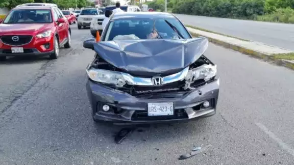 El choque ocurrió en el Boulevard Luis Donaldo Colosio,  vía rumbo a la salida a Playa del Carmen desde Cancún