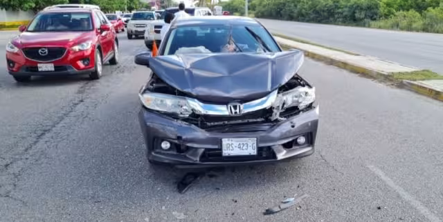 El choque ocurrió en el Boulevard Luis Donaldo Colosio,  vía rumbo a la salida a Playa del Carmen desde Cancún