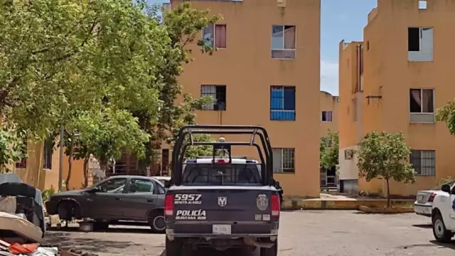 Elementos policiacos acudieron a Paseos del Mar en Cancún para detener la riña entre choferes de Autocar y mototaxistas