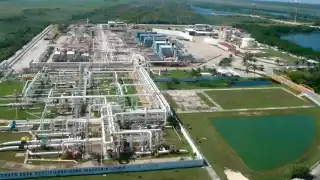 Falta de mantenimiento de Pemex agrava el desastre ecológico en Atasta