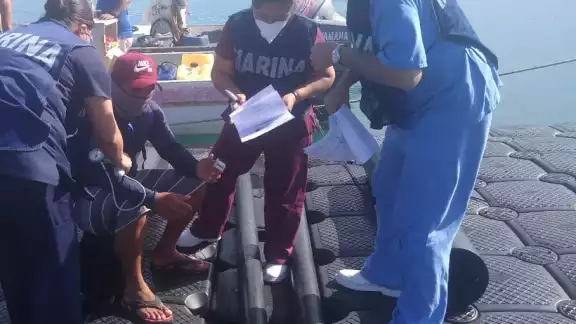 Fueron rescatados de una embarcación, ya que tuvo fallas en su motor y quedaron a la deriva Fueron rescatados de una embarcación, ya que tuvo fallas en su motor y quedaron a la deriva