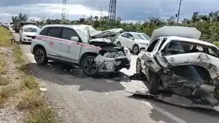 'Carambola' entre cuatro autos en Tulum deja varios daños