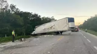 Felipe Carrillo Puerto: Tráiler se vuelca en el tramo de la muerte