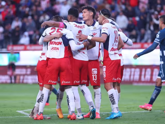 Chivas celebrando los tres puntos