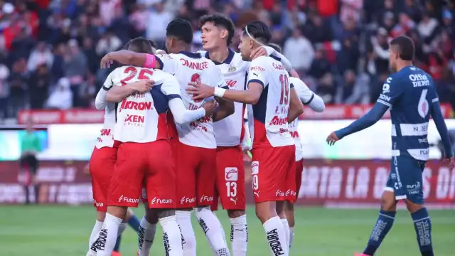 Chivas celebrando los tres puntos