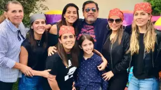 Félix Salgado Macedonio junto a su seis hijas y su nieta