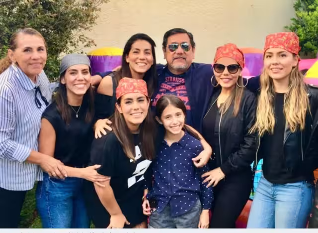 Félix Salgado Macedonio junto a su seis hijas y su nieta