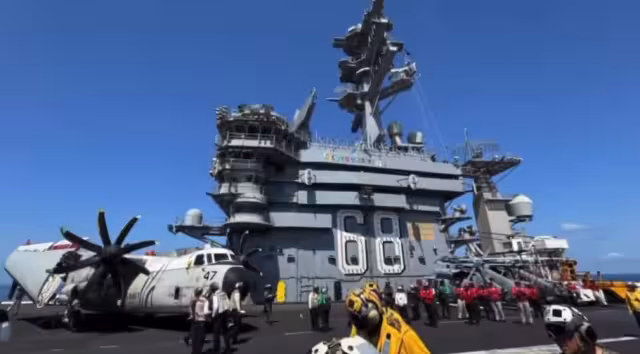 En el video se muestran algunas operaciones del buque de guerra.